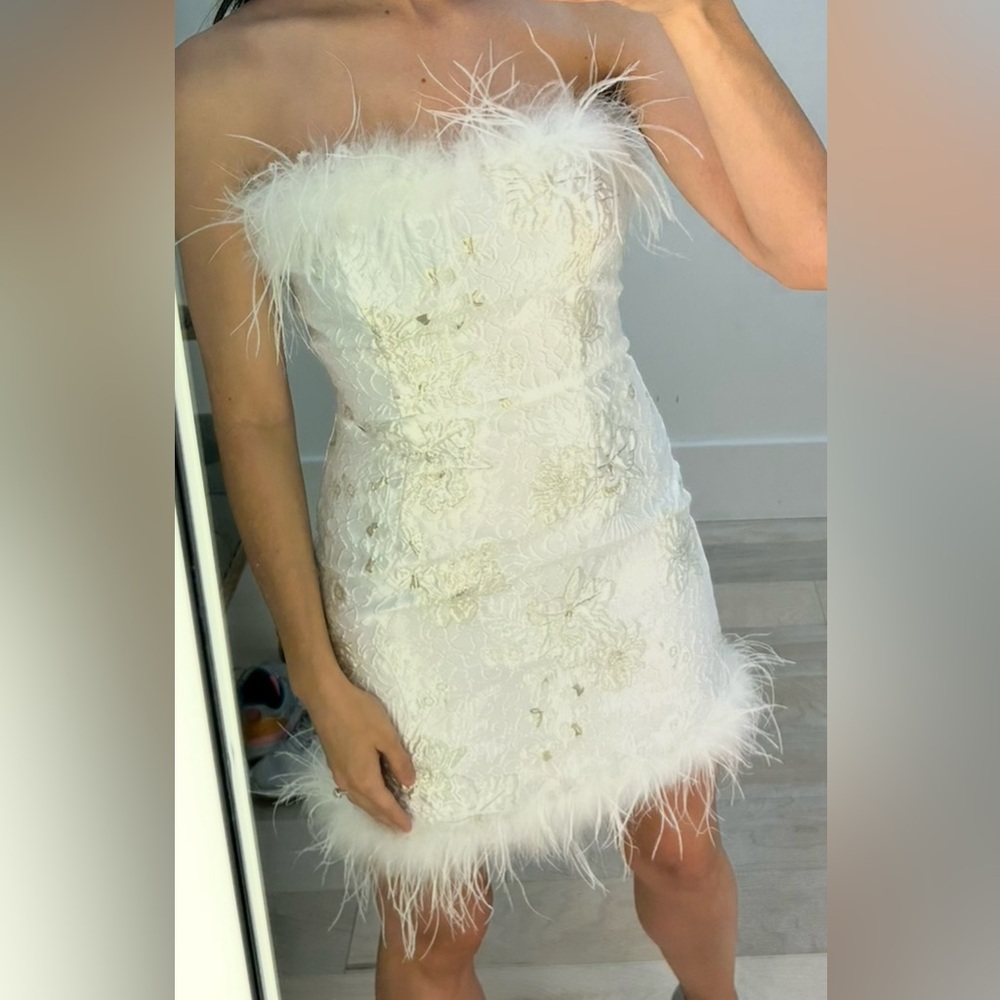 Storia: White Feathered Dress